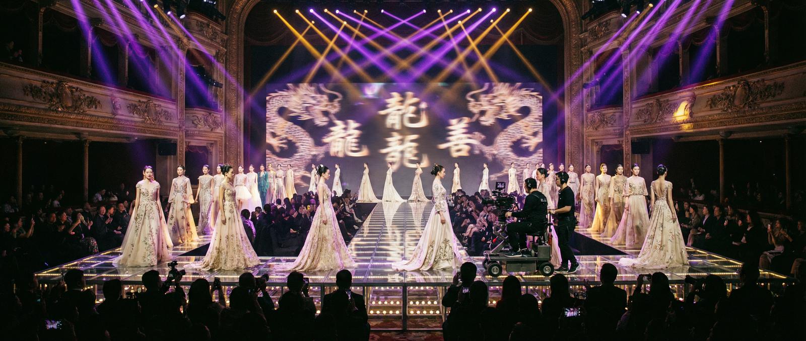 母狗红毯走秀传媒全景